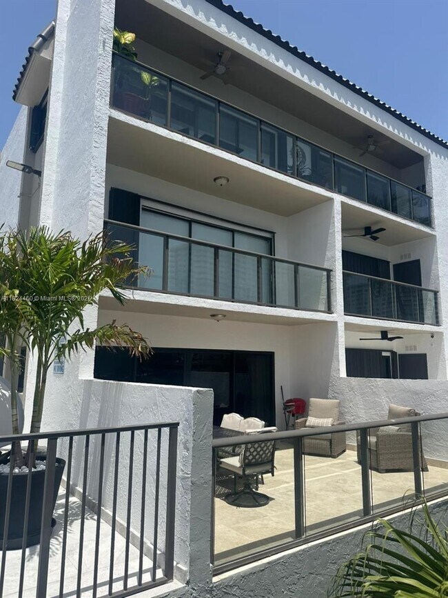 Foto del edificio - 4000 NE 168th St