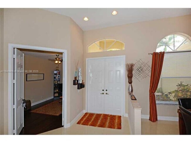 Building Photo - 896 Marina Dr