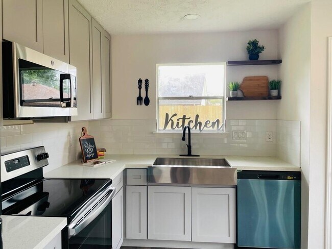 Foto del edificio - 16818 Red Gully Dr