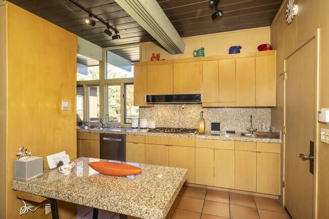 Foto del edificio - Charming Eichler in Desirable Greenmeadow ...