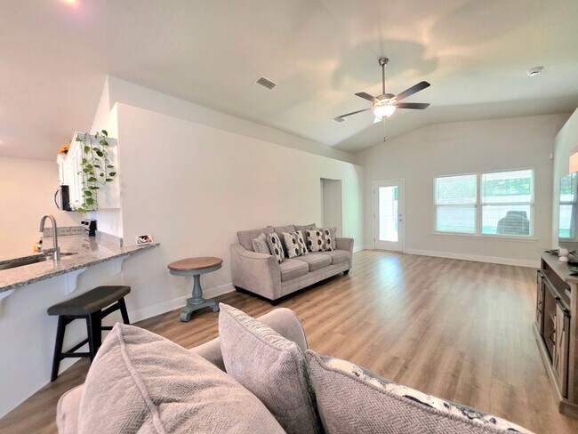 Building Photo - Spacious 4BR Home Near Navy Federal & UWF ...