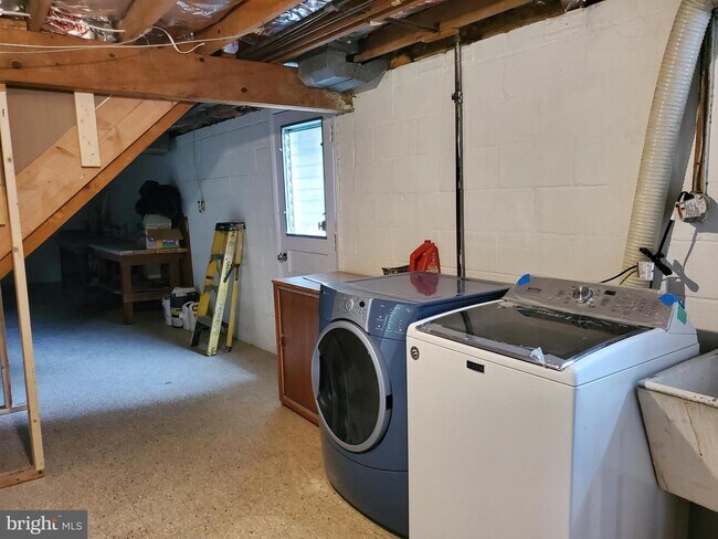 Building Photo - 8911 Parlo Rd