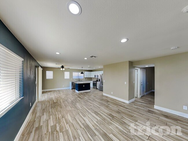 Building Photo - 409 W Azure Ave