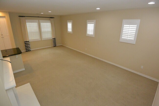 Building Photo - Beautiful 2 BD 1.5 BA Upscale Condominium,...