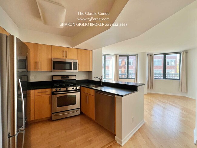 Building Photo - 25 Forest St