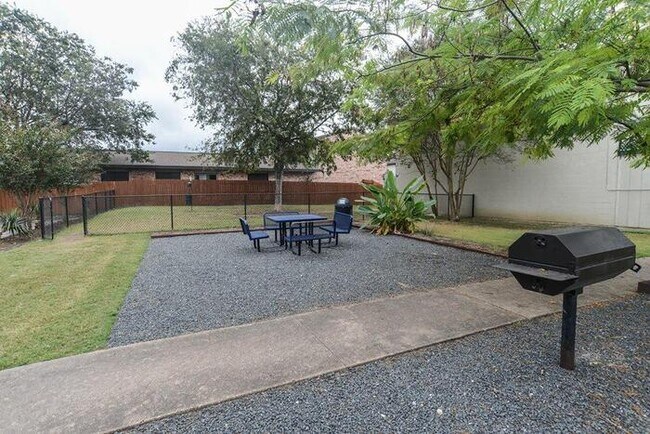 Foto del edificio - 4821 E Riverside Dr