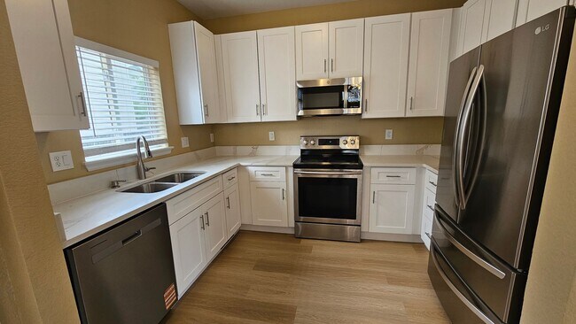 Foto del edificio - Spacious well maintained 3 bedroom home