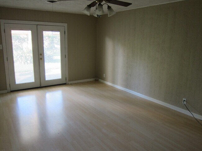 Foto del edificio - 6160 Carnation Dr