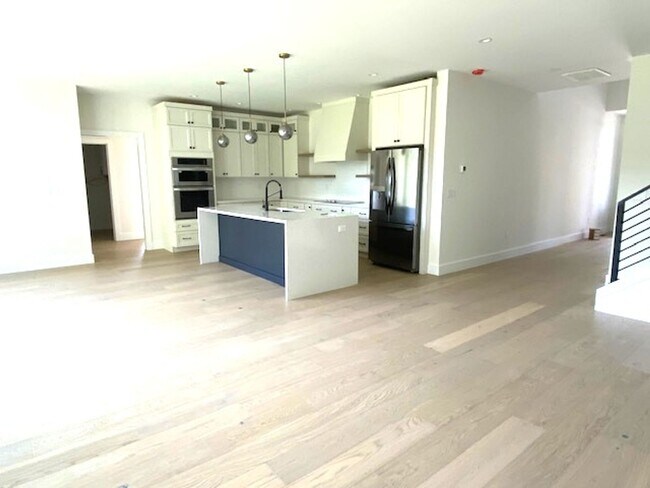Building Photo - Great home in South Asheville