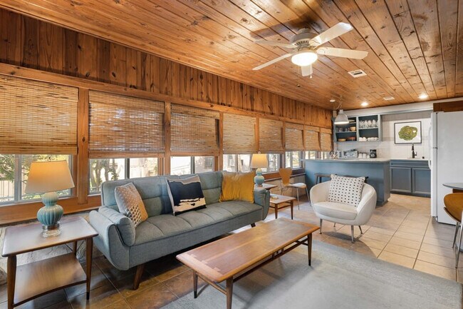 Foto del edificio - 200 Woodcreek Dr