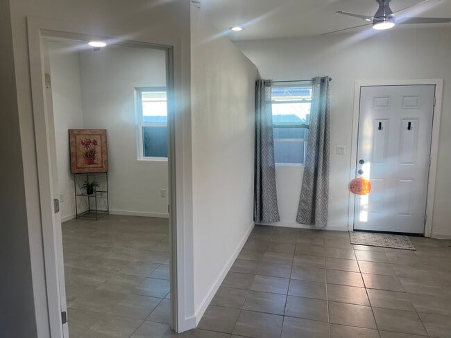 Vista desde la cocina hacia el dormitorio y la sala de estar. - 10500 Hayvenhurst Ave