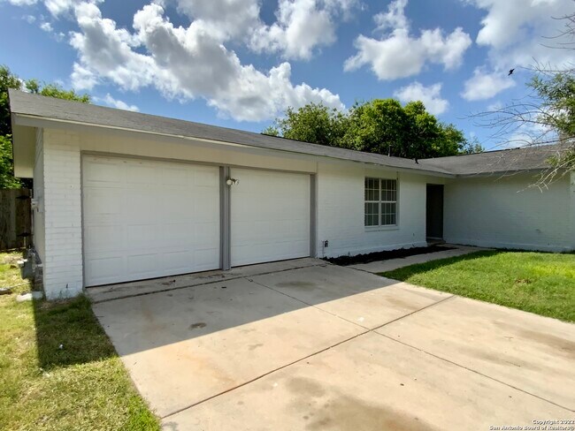 Foto del edificio - 8110 Pleasant Forest Dr