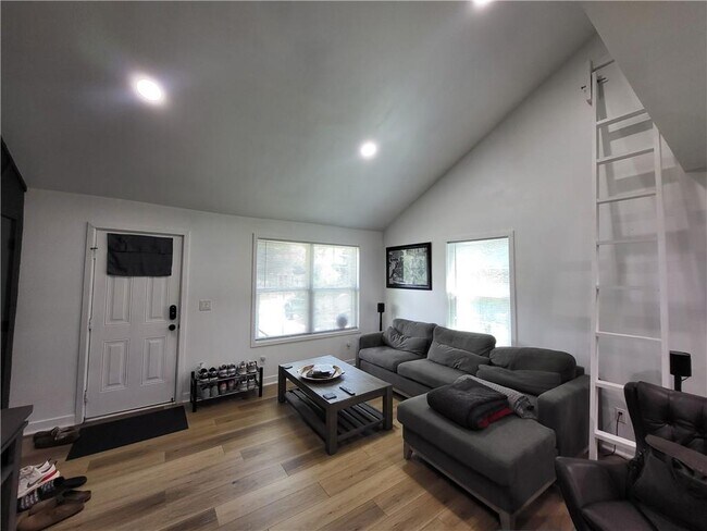 Foto del edificio - 2107 Pinehurst Dr