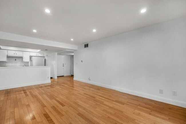 Foto del edificio - 2700 Cahuenga Blvd E