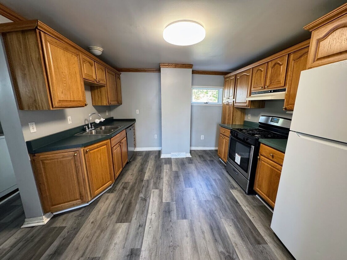 Primary Photo - 2 bed 1.5 bath - Great Mt. Washington loca...