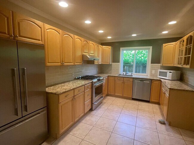 Building Photo - 2493 Fernwood Ave