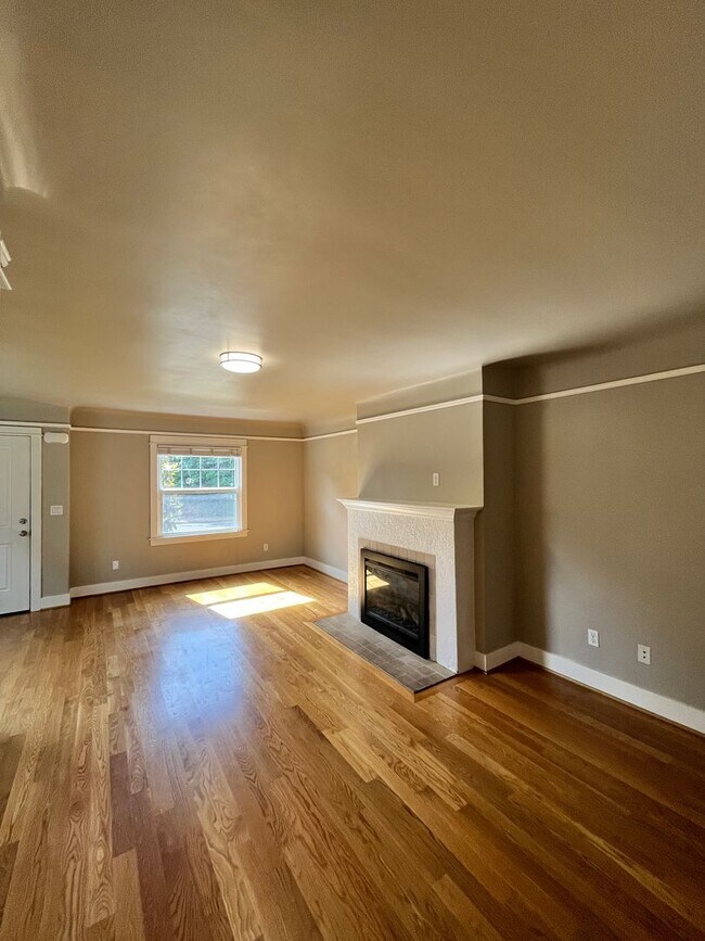 Foto del edificio - Gorgeous 2-Bedroom Townhome! Hardwood Floo...