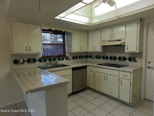 Building Photo - 1125 Pine Tree Dr