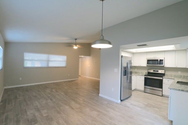 Building Photo - LOOK. Available now! 3bed,2bath, 2car Pine...