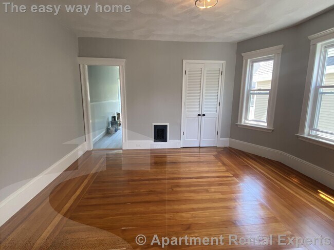 Building Photo - Somerville/Davis Sq near Tufts - 4 Bedroom...