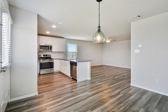 Building Photo - TWO WEEKS FREE!!  CHARMING HOME IN DESIRED...