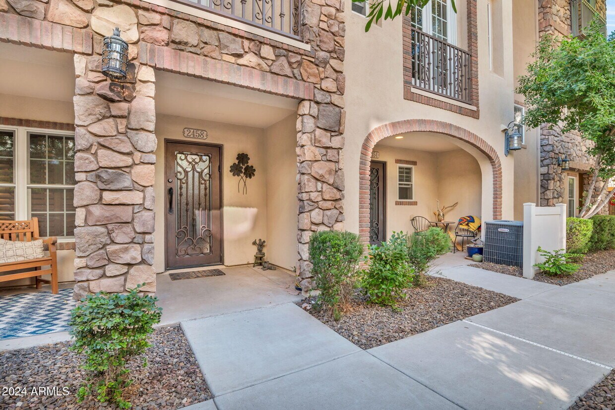 Foto principal - 2458 E Roma Ave