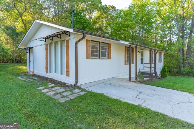 Building Photo - 2290 Pinetree Ln NE