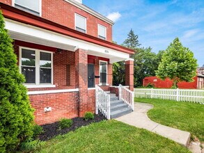 Building Photo - 806 Sullivant Ave