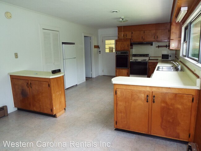 Building Photo - 4 br, 2 bath House - 960 East Main St.