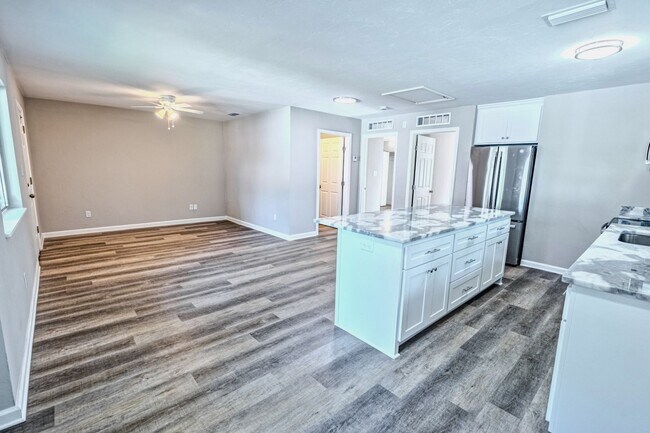 Foto del edificio - Renovated 2 bed/ 1 bath!