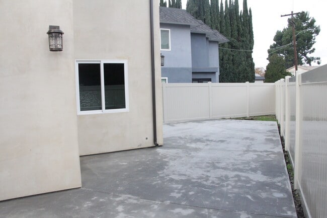 Building Photo - 15433 Huston St