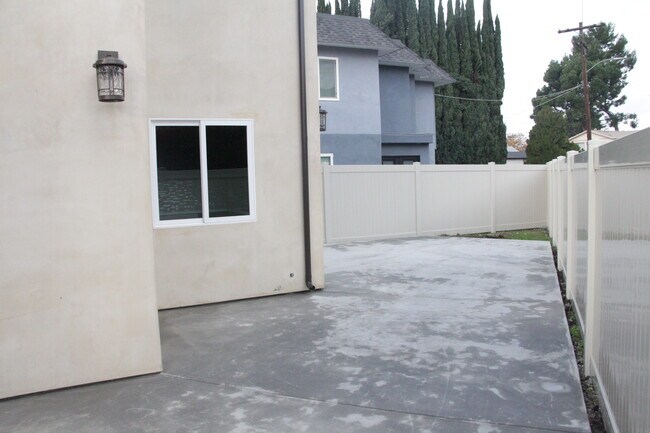 Foto del edificio - 15433 Huston St