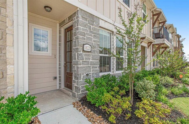 Foto del edificio - 18225 Crystal Knoll Dr