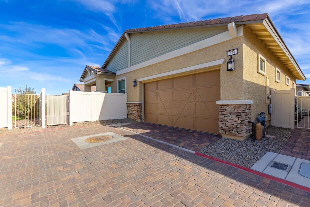 Primary Photo - 774 Iris Desert St