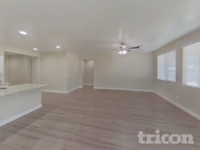 Building Photo - 2618 E Danbury Rd