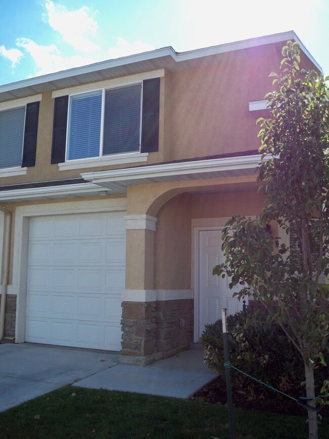 Foto del edificio - Beautiful 3 Bedroom Townhome in Sandy!