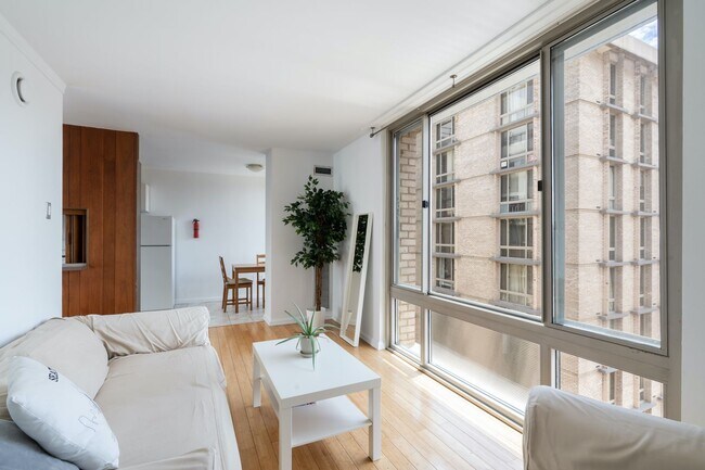 Foto del edificio - Sunny 2 BR at Claridge House Coop
