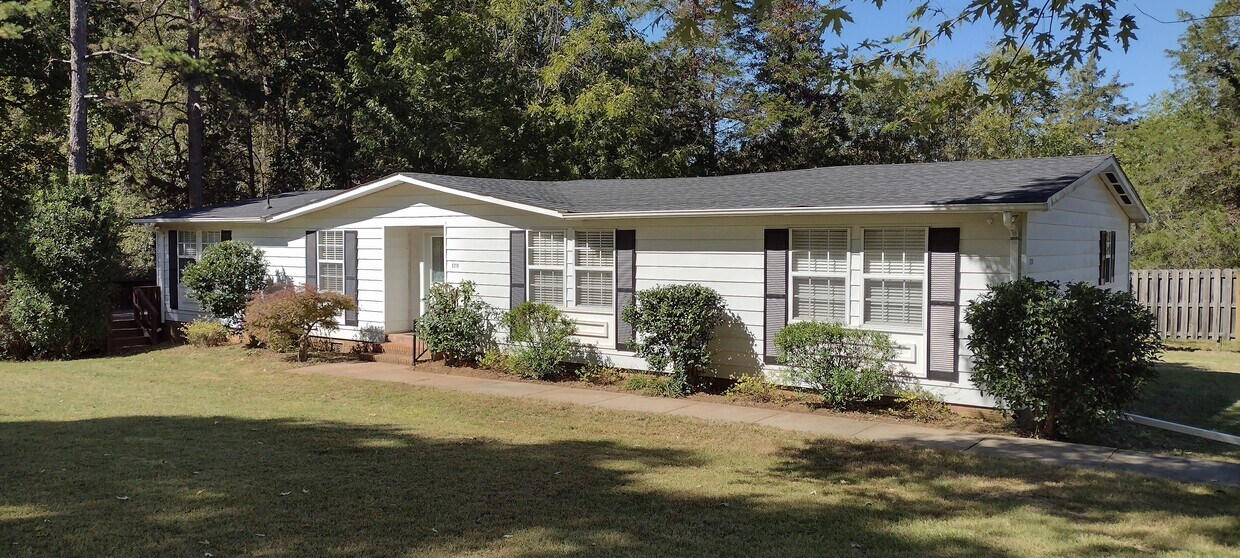Foto principal - 8308 Lawyers Rd