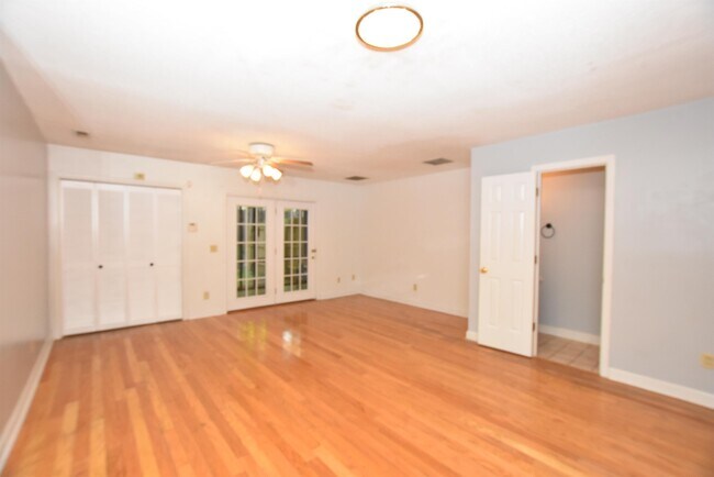 Building Photo - 400 N Steele St