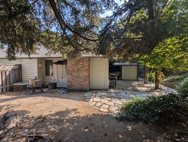 Building Photo - 15847 SW Village Ln