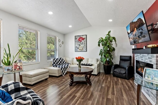 Building Photo - 715 N 825 W