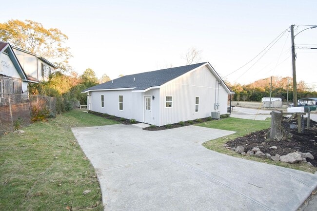 Building Photo - ~2122 Circular Drive