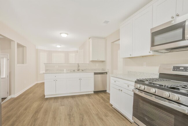 Building Photo - 3535 Oakshire Way SE