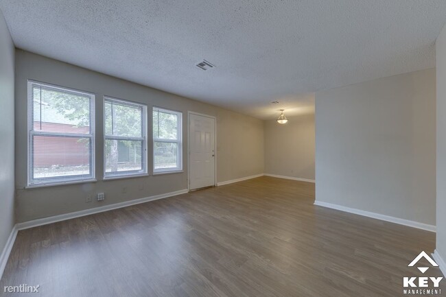 Building Photo - 3 br, 1 bath Duplex - 1014 S Everett St