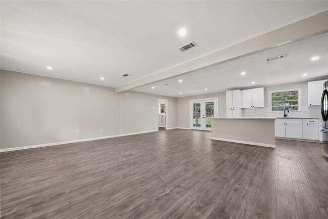 Foto del edificio - BEAUTIFUL COMPLETLEY REMODELED 3 BEDROOM 2 BATH IN HULL, TEXAS.  ALL UPGRADED FININSHES IN THE HO...