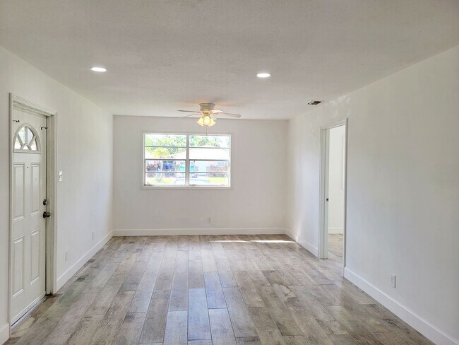 Building Photo - 9765/9767 Montana Ct