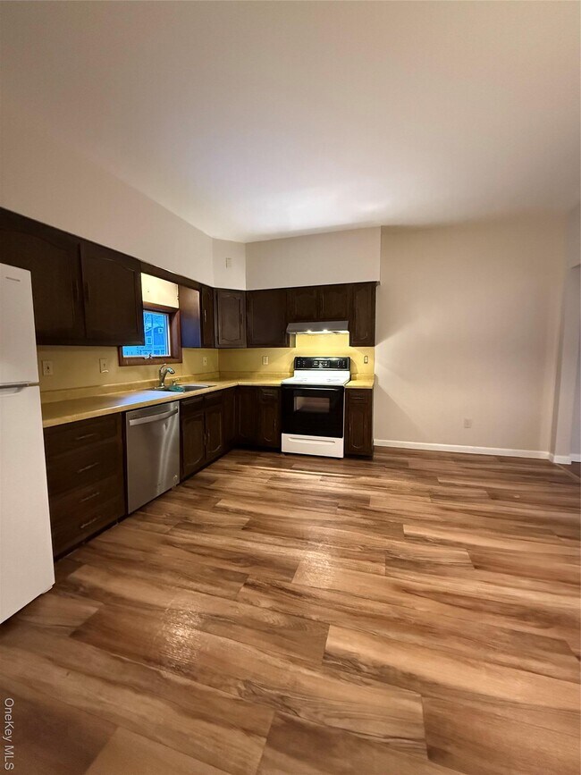 Foto del edificio - 90 W Main St