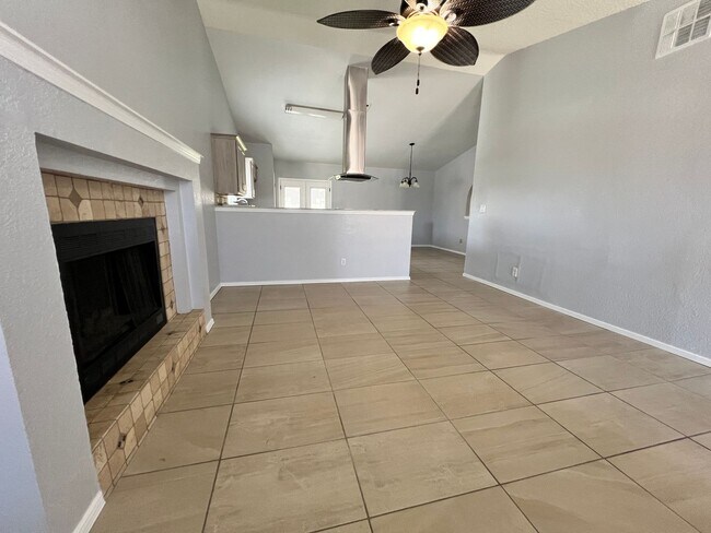 Foto del edificio - Beautiful East Side Home-Prime Location!