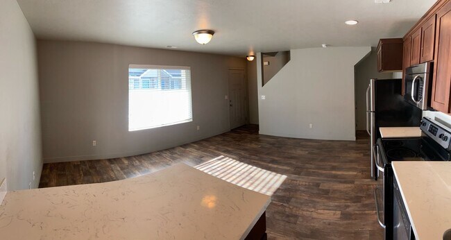 Building Photo - Amazing 2 Story Vineyard Townhome w/ 2 Car...