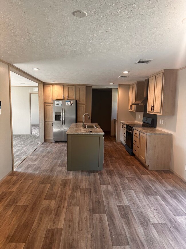 Building Photo - MOVE IN READY!